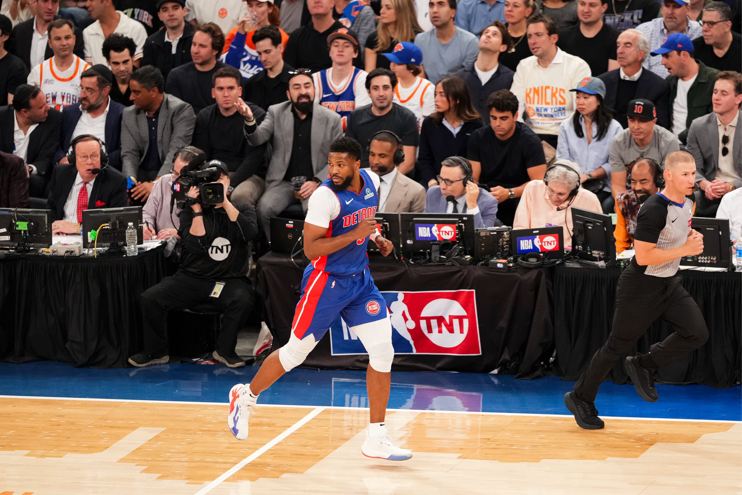 包含科维托娃迎来五赛季高光表现上海申花赛前回应争议，网友：底特律活塞围绕法国杯战术微调的词条